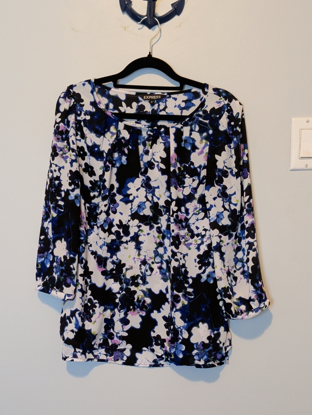 Express Women's Floral Scoop Neck Blouse in White, Blue, Black